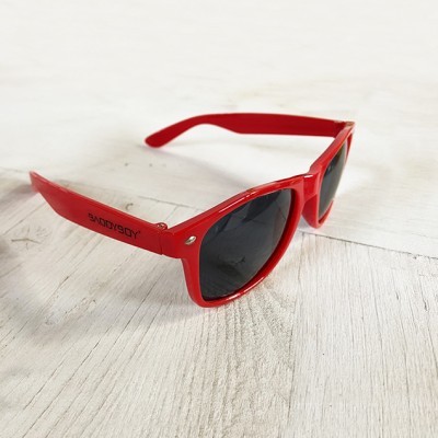 Óculos de sol vermelhos com lentes escuras e o texto BADBOY na haste.