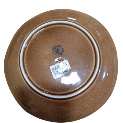 Prato castanho de cerâmica visto pelo reverso com selo e autocolante