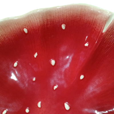 Prato decorativo vermelho com manchas brancas