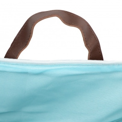 Alça castanha e parte superior de bolsa azul clara com fecho branco