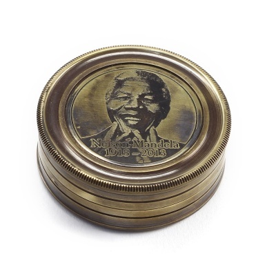 https://www.pinheirobravo.pt/product/bussola-5-5cms-gravada-nelson-mandela-medidas-5-5cm-x-2cm-x-7-5cm