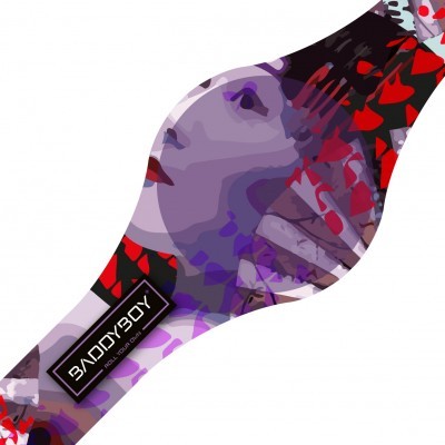 Pá de padel com padrão gráfico abstrato em roxo, vermelho e preto e etiqueta BADABOY