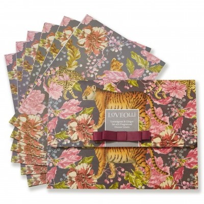 Seis saquetas perfumadas LOVEOIL com design de tigres e flores sobre fundo cinza