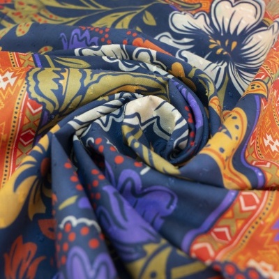 tecido colorido com padrão floral e geométrico