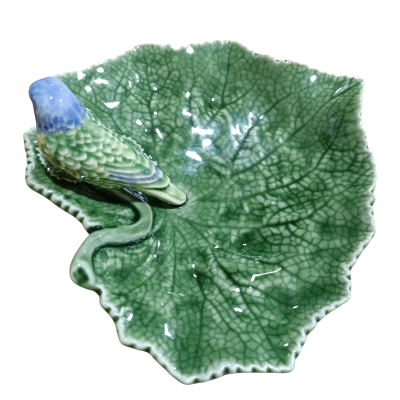 Prato decorativo de cerâmica verde em forma de folha com pássaro azul e verde