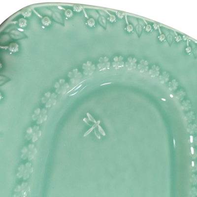 Prato verde água de cerâmica com textura floral em relevo
