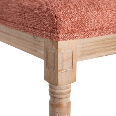 Assento laranja texturizado com perna de madeira clara entalhada