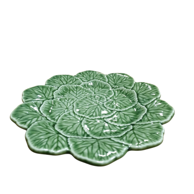 Prato cerâmico verde com relevo de folhas entrelaçadas
