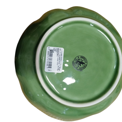 plato verde cerâmica formato folha com etiqueta adesiva e selo preto