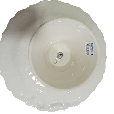 Pia de cerâmica branca com design ondulado e etiqueta com código de barras