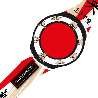 Bracelete com círculo vermelho, sumôs desenhados e etiquetas com texto BADBOY e FOLLOW YOUR DAY