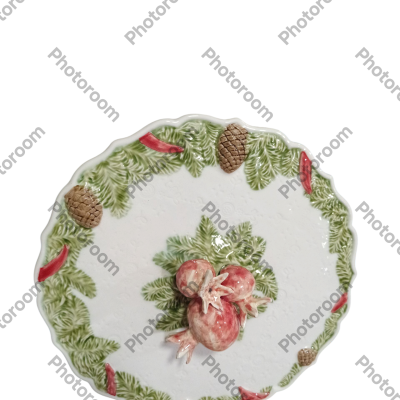 Prato decorativo cerâmico com padrão natalício de pinhas, fitas vermelhas e folhas verdes