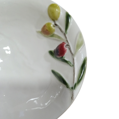 Prato branco com ramos em relevo, folhas verdes e frutos coloridos