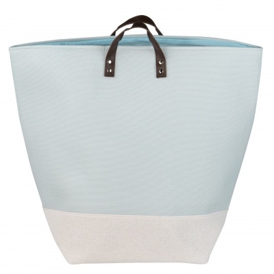 Saco de tecido azul claro e branco com alças em couro castanho