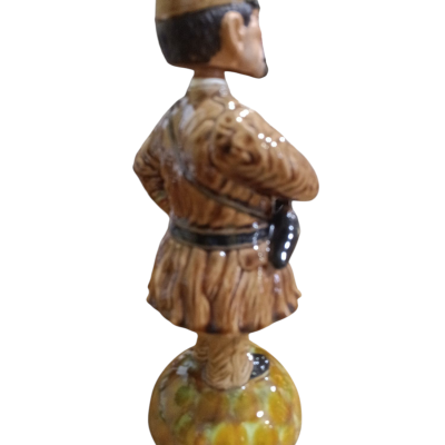 Estatueta cerâmica de homem com traje castanho e chapéu