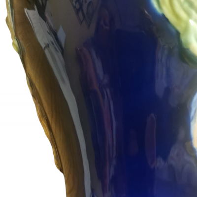 Superfície brilhante azul e castanha com relevo e reflexos