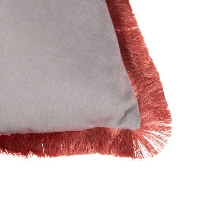 Canto de almofada cinzenta com franjas vermelhas