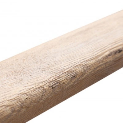 Tábua de madeira clara com textura visível