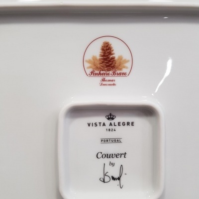 Prato de porcelana branco Vista Alegre com padrão de pinheiro castanho e texto decorativo.