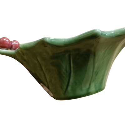 Peça decorativa de cerâmica verde em forma de folha com botões vermelhos