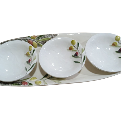 Conjunto de três taças de cerâmica branca com padrão floral numa travessa retangular