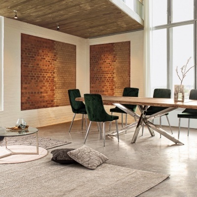 Sala de estar e jantar moderna com móveis de madeira e veludo verde