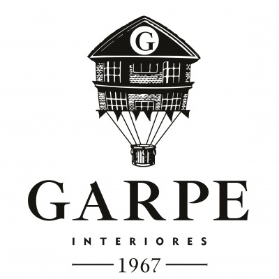 Logotipo preto e branco com casa em balão de ar quente e texto GARPE INTERIORES 1967
