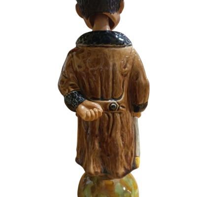 Figura decorativa de cerâmica de homem de costas com chapéu e casaco castanho