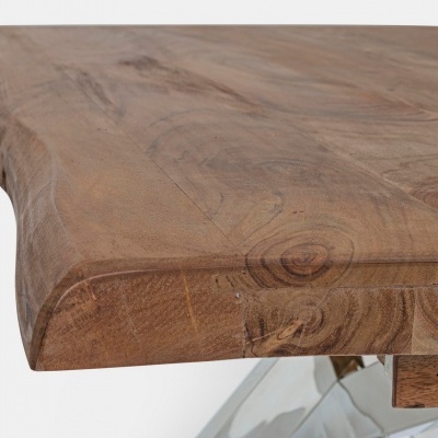 Mesa de madeira natural com base metálica cromada
