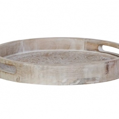 Tabuleiro redondo de madeira clara com pegas e padrão entalhado