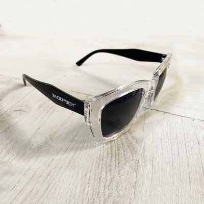 Óculos de sol com armação transparente e hastes pretas com texto