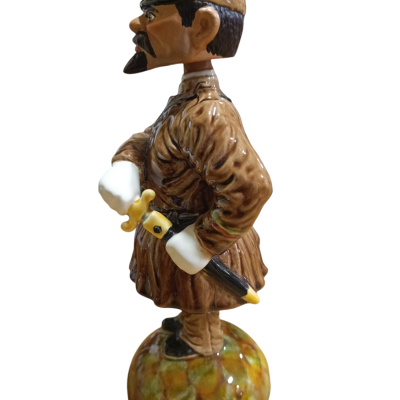 Figura decorativa em cerâmica de homem com uniforme castanho e espada