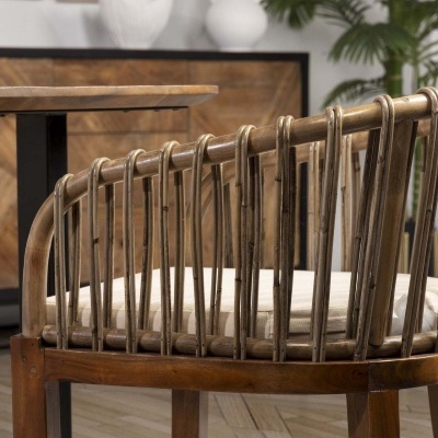 Cadeira de madeira com estrutura circular e assento branco em ambiente interior