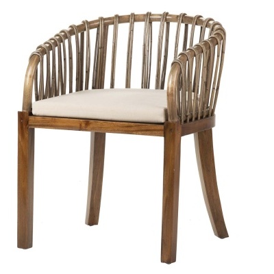 Cadeira de madeira com encosto arredondado de varas verticais e almofada clara
