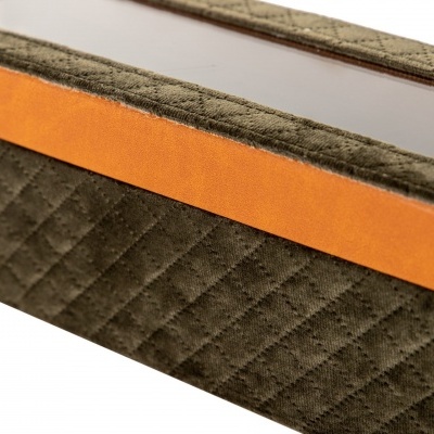 Caixa retangular em tecido verde matelassê com faixa alaranjada e topo reflexivo