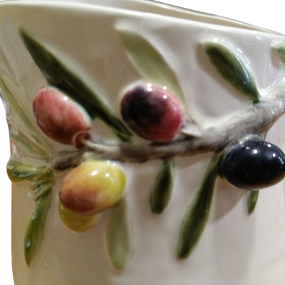 Jarro de cerâmica com ramo de oliveira em relevo colorido