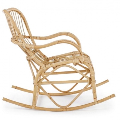 Cadeira de baloiço de vime natural de cor bege clara