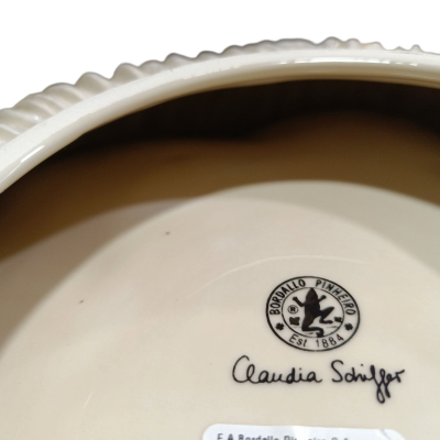 Fundo de prato creme com selo Bordallo Pinheiro e assinatura Claudia Schiffer