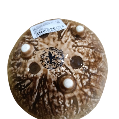 Base redonda de cerâmica castanha com apoios e selo no centro