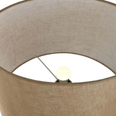 Abajur com cúpula cilíndrica de tecido bege e lâmpada branca no interior