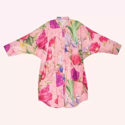Camisa comprida rosa com padrão floral colorido e gola oficina