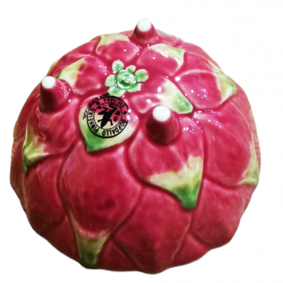 Tigela cerâmica rosa e verde invertida com etiqueta na base