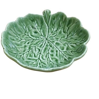 Prato cerâmico verde em forma de folha com relevo de nervuras