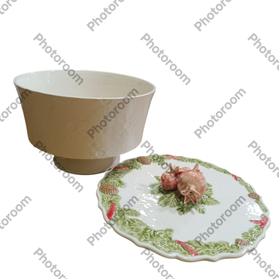 Taça branca de cerâmica com prato decorativo verde e vermelho com romãs de cerâmica