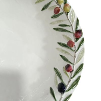 Prato branco com borda decorada com ramos de azeitonas em diversos tons