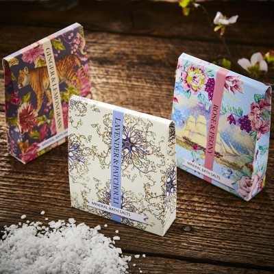 Caixas decorativas de sais de banho minerais com design floral diferentes