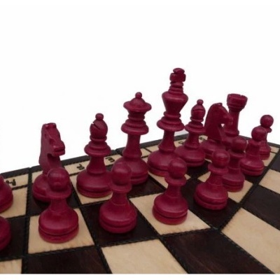 Peças de xadrez vermelhas sobre tabuleiro de madeira com padrão clássico xadrez