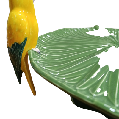 Prato decorativo de cerâmica verde em forma de folha com pássaro amarelo na borda
