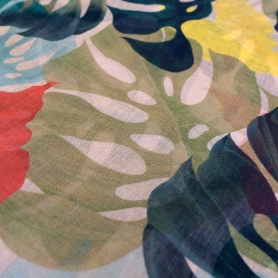 Tecido leve com estampa de folhas tropicais coloridas