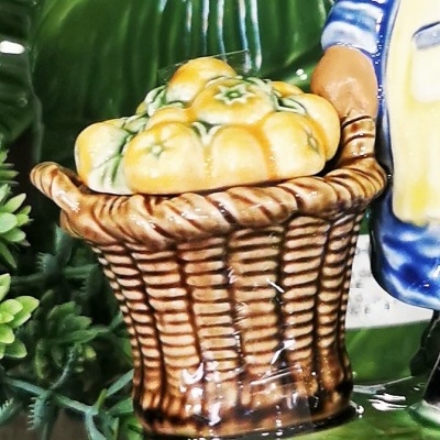 Cesto de cerâmica com abóboras amarelas decorativas